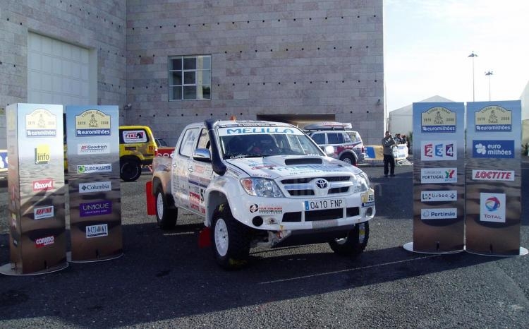 El Toyota Hilux, repostando