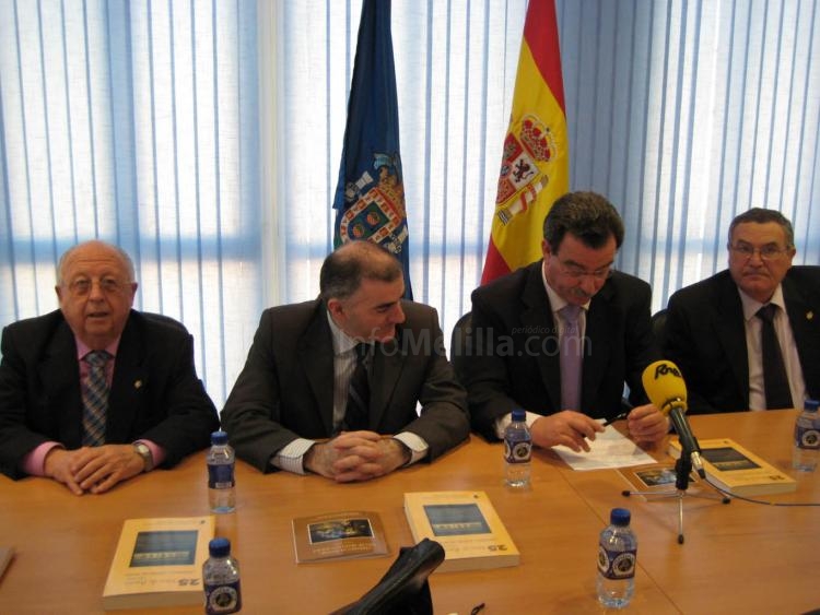 Presentado el libro 25 años de Poesía Certamen “Ánfora de Plata “ de la Casa de Melilla en Málaga