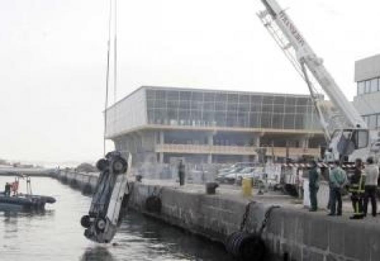 Momento en el que los bomberos sacaban el coche del mar
