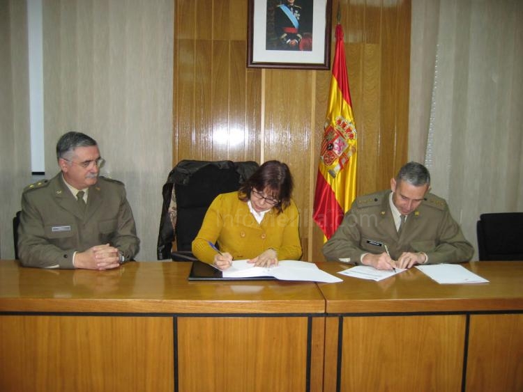 La Delegación de Defensa y el Aula Permanente de Formación Abierta firman un acuerdo para difundir la oferta educativa entre el personal militar