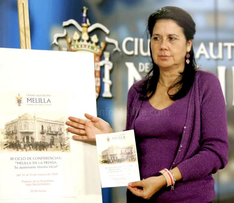Simi Chocrón, consejara de Cultura, presentando el Ciclo de Conferencias