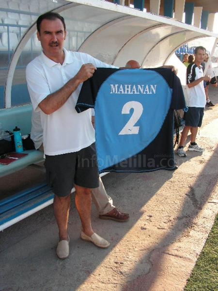 Pepe Salas, encargado de seregrafiar las camisetas azulinas