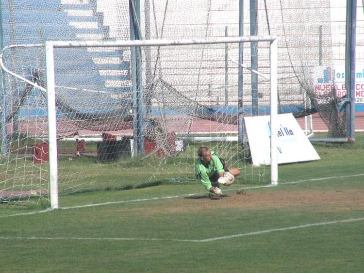 El meta Dorronsoro, deteniendo uno de sus cinco penalties parados