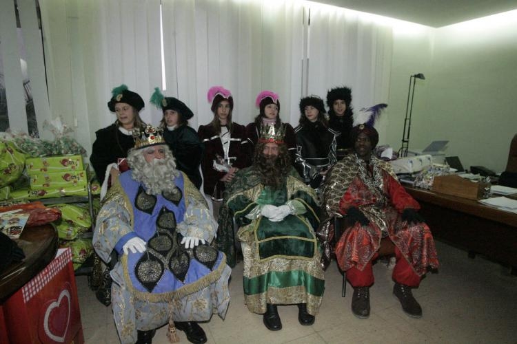 Los Reyes Magos de Oriente recorren las calles de Melilla repartiendo ilusión a grandes y pequeños