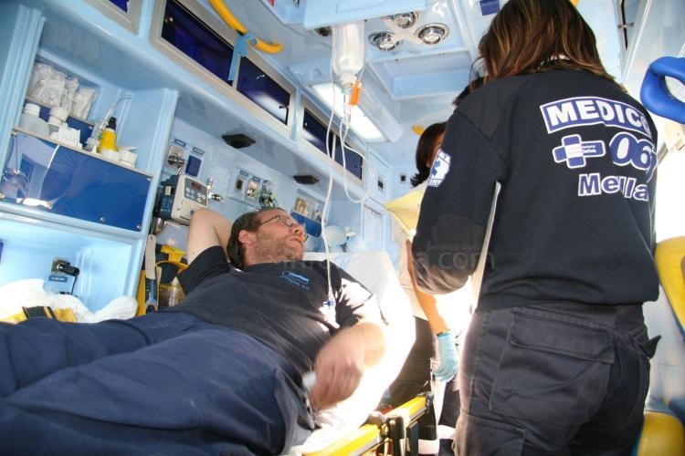 Uno de los trabajadores en huelga es atendido por los servicios sanitarios