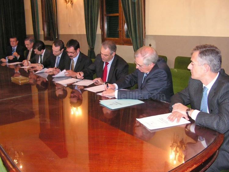 Durante la firma del convenio con las entidades bancarias