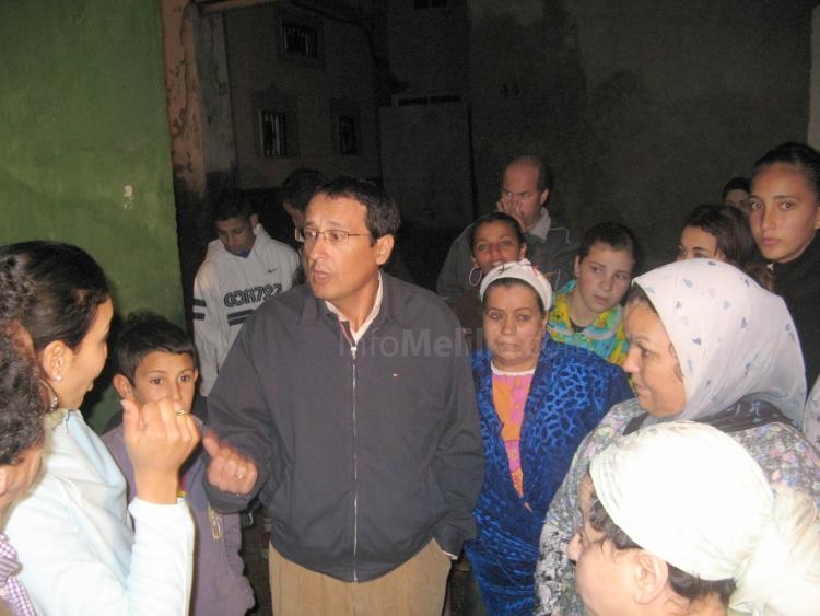 Dionisio Muñoz hablando con los vecinos de la zona momentos después del incidente