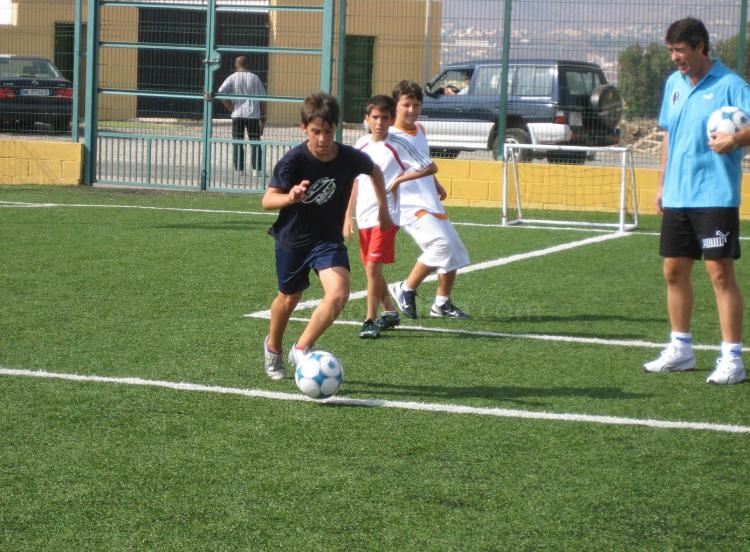 López Caro, atento a la conducción del balón de los chicos