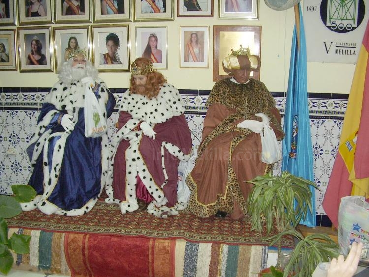 Los Reyes Magos hicieron su tradicional parada en la sede de la Casa de Melilla en Almería