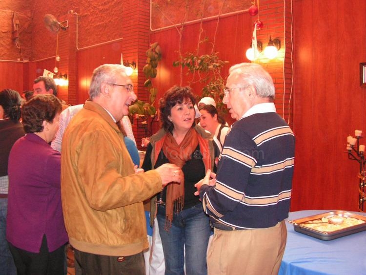 Imbroda conversando con Antonio Gutiérrez y Carmina Sanmartín