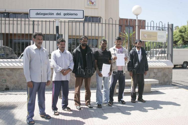 Los inmigrantes indios recogen firmas para pedir la regularización de su situación