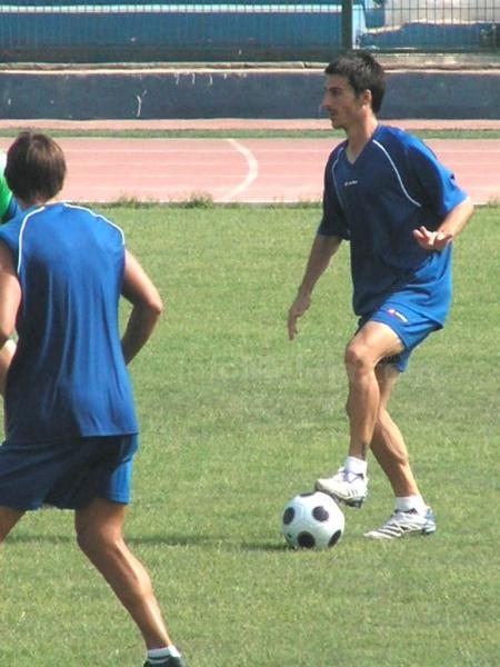 El centro campista Migui dirigiendo un balón