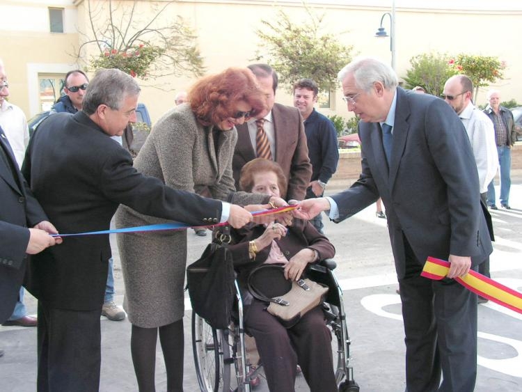La viuda de Andrés Pimental cortando el lazo de inauguración