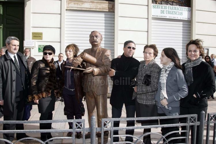La familia del arquitecto posa junto a la estatua y al autor