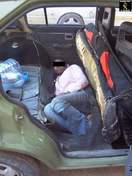 Localizada una inmigrante menor de edad en el doble fondo de un vehículo en el que quería llegar a Melilla