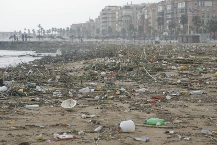 Retiradas de las playas de Melilla 3.000 toneladas de basura tras los temporales