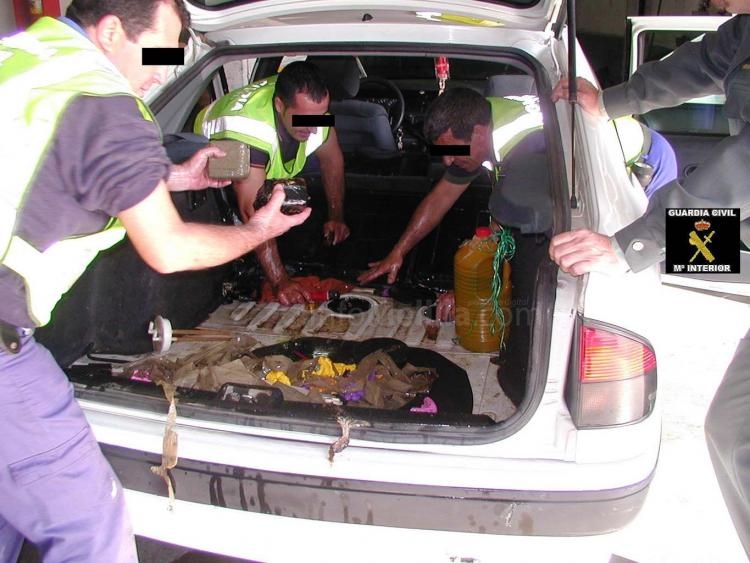 Los agentes extraen la droga del vehículo
