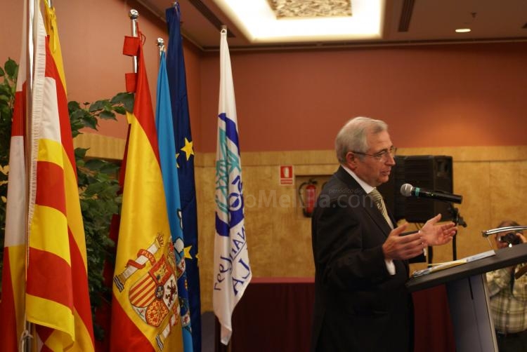 Imbroda se compromete con la Casa de Melilla en Barcelona a solucionar sus problemas económicos