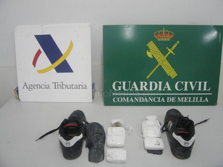 Detenido por llevar droga oculta en la suela de unas zapatillas deportivas