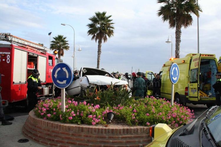 Muere una mujer tras colisionar su vehículo contra la rotonda del Paseo Marítimo de Melilla