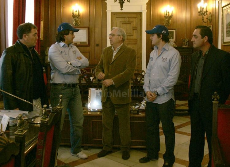 El presidente de Melilla da ánimos a los dos melillenses que participarán en el Dakar
