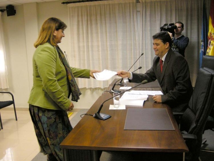Joaquín Arana entregando las resoluciones de la convocatoria de subvenciones
