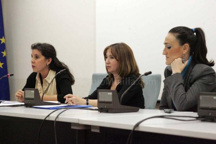 Mercedes Espinosa (centro) junto a las dos participantes en la charla-coloquio