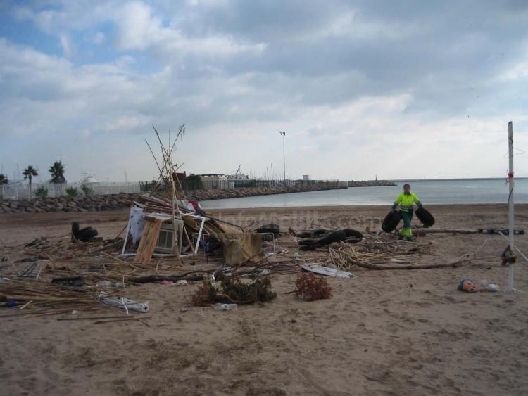 Desalojan y limpian la chabola instalada en la playa de San Lorenzo