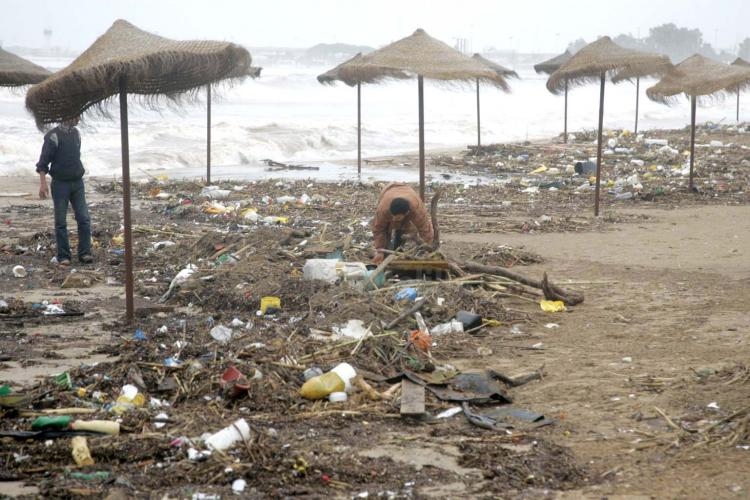 Las playas de Melilla vuelven a acumular toneladas de basura tras el último temporal