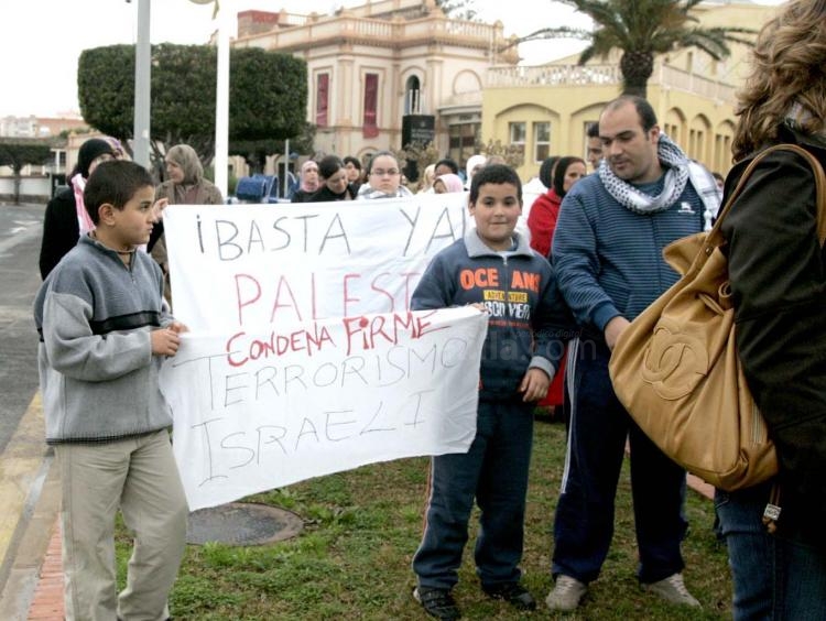 Más de 200 personas piden en Melilla el fin de la violencia en Gaza