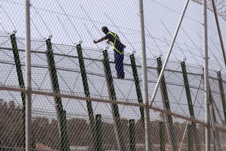 Continúan las obras en la valla fronteriza de Melilla afectada hace un mes por lluvias