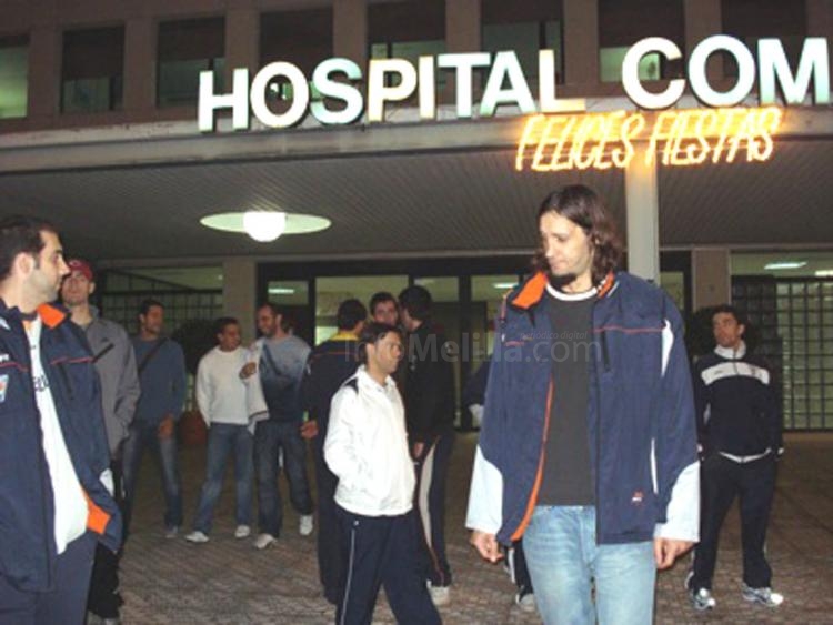 Los jugadores en la puerta del Hospital Comarcal