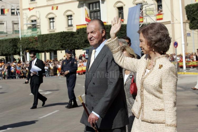 Sus Majestades los Reyes durante su visita a Melilla