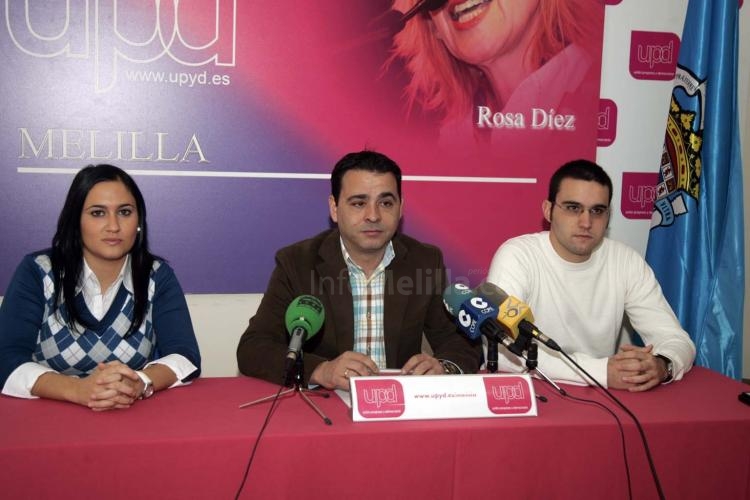 Emilio Folgar junto a dos de los jóvenes del partido
