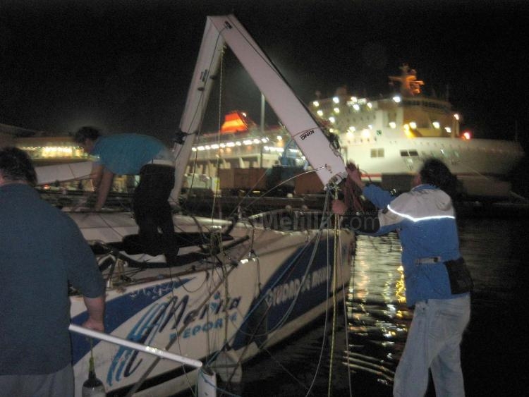 El remolcador del puerto de Melilla colisiona contra el pantalán del Club Marítimo ocasionando grandes daños materiales