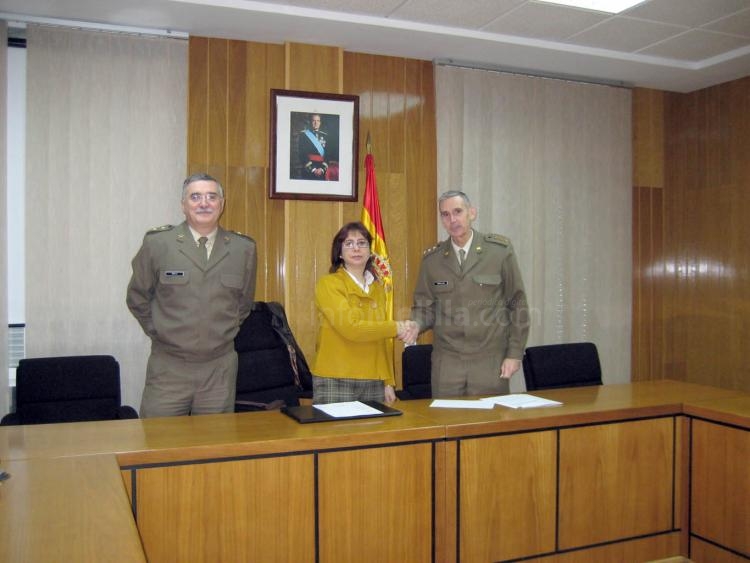 La Delegación de Defensa y el Aula Permanente de Formación Abierta firman un acuerdo para difundir la oferta educativa entre el personal militar
