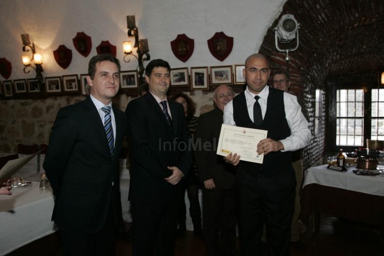 Los alumnos del curso de camareros de restaurante-bar del SPEE reciben sus diplomas de manos del Delegado del Gobierno