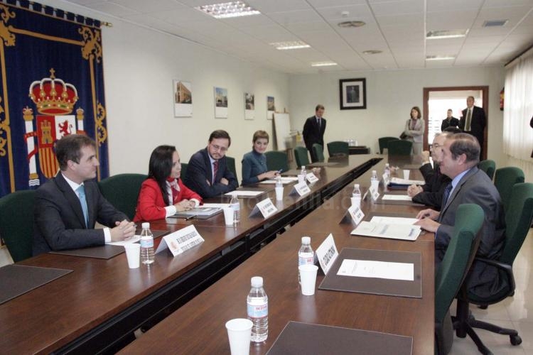 La ministra ha mantenido un encuentro con los representantes de la ciudad autónoma