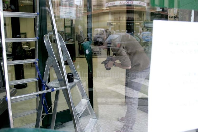 Intentan robar en una oficina de Unicaja en Melilla con un butrón en el techo