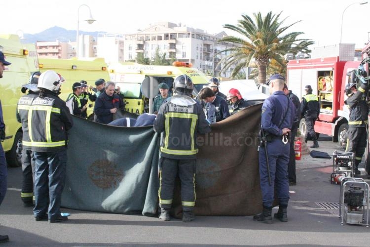 Muere una mujer tras colisionar su vehículo contra la rotonda del Paseo Marítimo de Melilla