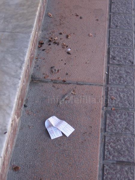 Comerciantes del centro se quejan de la falta de limpieza en sus aceras