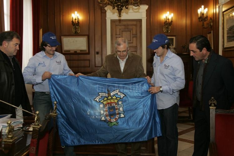 El presidente de Melilla da ánimos a los dos melillenses que participarán en el Dakar