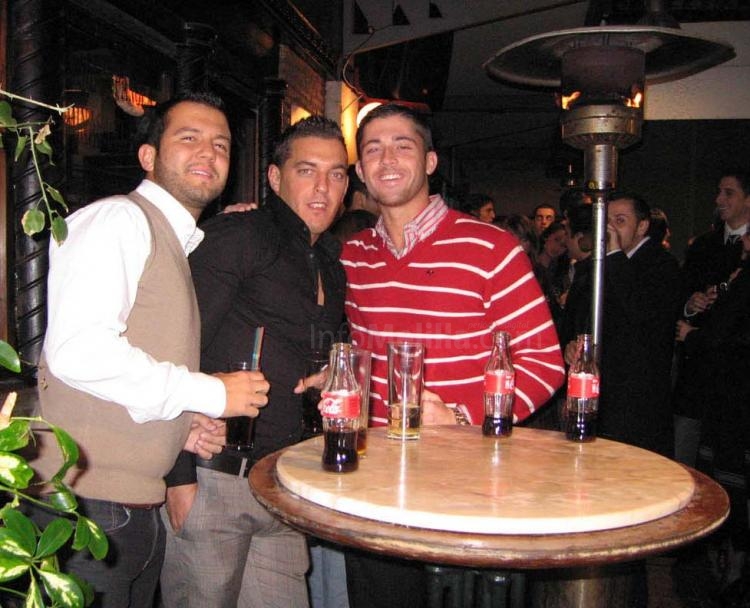 Los melillenses disfrutan de una Nochebuena con fiesta y celebración