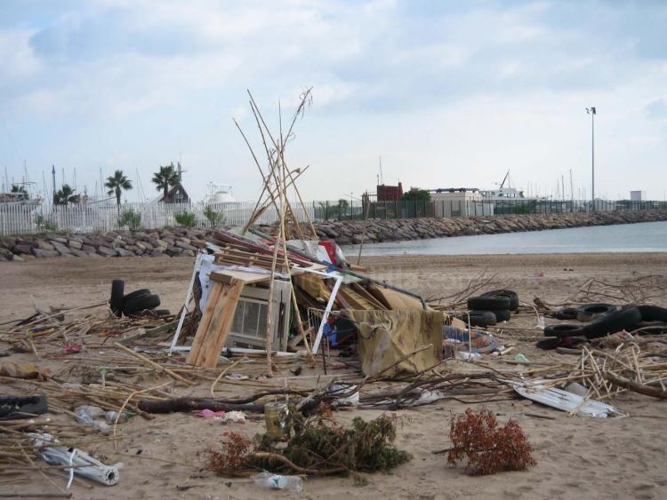 Desalojan y limpian la chabola instalada en la playa de San Lorenzo
