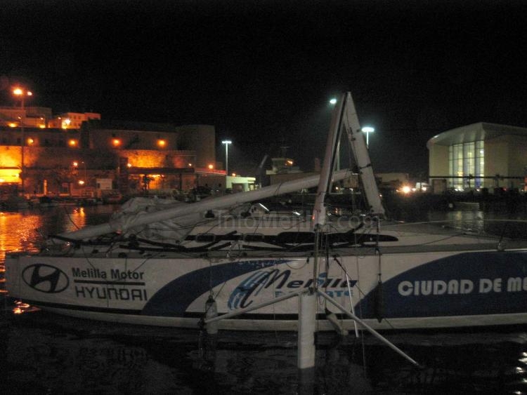 El remolcador del puerto de Melilla colisiona contra el pantalán del Club Marítimo ocasionando grandes daños materiales