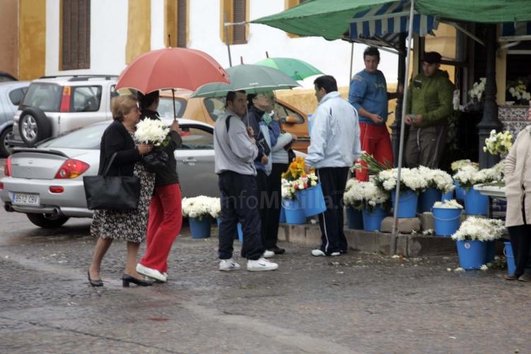 Melilla celebra el Día de Todos los Santos a pesar de que el tiempo no acompaña