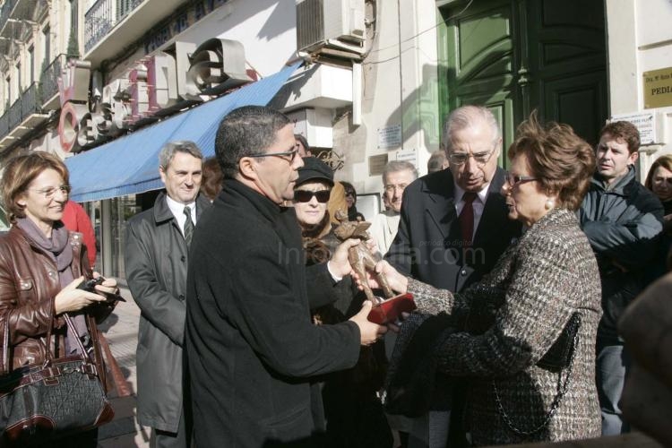 Mustafa Arruf ha entregado una réplica de la estatua a la familia