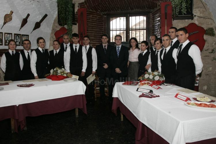 Los alumnos del curso de camareros de restaurante-bar del SPEE reciben sus diplomas de manos del Delegado del Gobierno