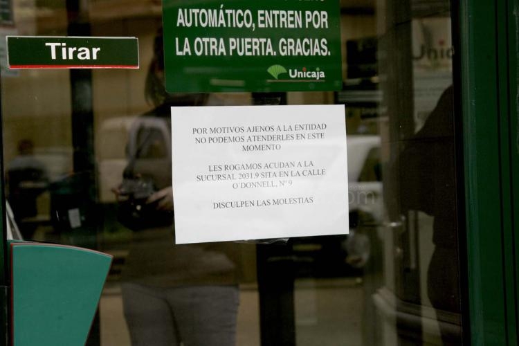 Intentan robar en una oficina de Unicaja en Melilla con un butrón en el techo