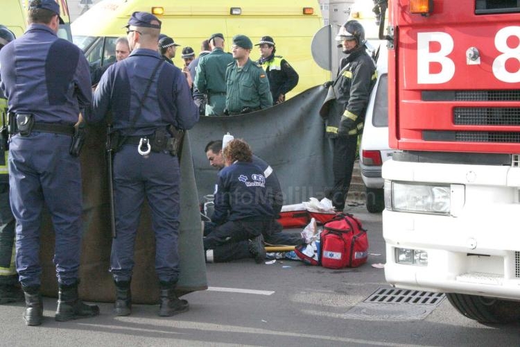 Muere una mujer tras colisionar su vehículo contra la rotonda del Paseo Marítimo de Melilla